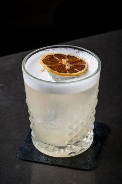 Barmen süt ve buz bir kokteyl yapar. Makro, siyah arka plan