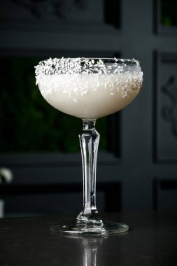 Barmen Hindistan cevizi ve buz bir kokteyl yapar. Makro, siyah arka plan, el, beyaz