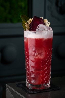 Köpük, pancar ve nane bir soğuk cam bar siyah bir arka plan üzerinde kırmızı kokteyl. damla, çiğ ve buz, kırmızı pancar