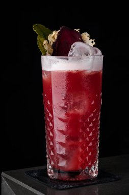 Köpük, pancar ve nane bir soğuk cam bar siyah bir arka plan üzerinde kırmızı kokteyl. damla, çiğ ve buz, kırmızı pancar