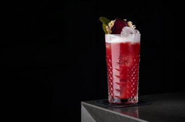 Köpük, pancar ve nane bir soğuk cam bar siyah bir arka plan üzerinde kırmızı kokteyl. damla, çiğ ve buz, kırmızı pancar