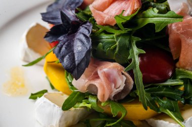 fesleğen, jambon, domates ve mozzarella ile Restoran taze salata yemek