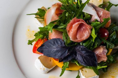 fesleğen, jambon, domates ve mozzarella ile Restoran taze salata yemek