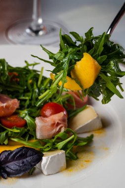 fesleğen, jambon, domates ve mozzarella ile Restoran taze salata yemek