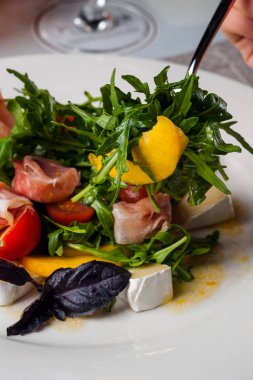 fesleğen, jambon, domates ve mozzarella ile Restoran taze salata yemek