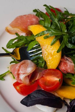 fesleğen, jambon, domates ve mozzarella ile Restoran taze salata yemek