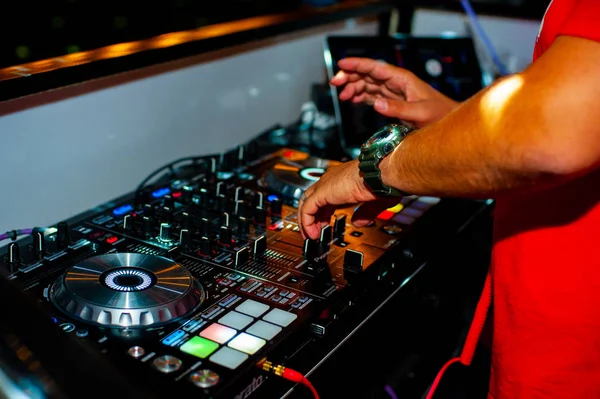 Sul Telecomando Mani Musica Laptop Mixer Discoteca — Foto Stock