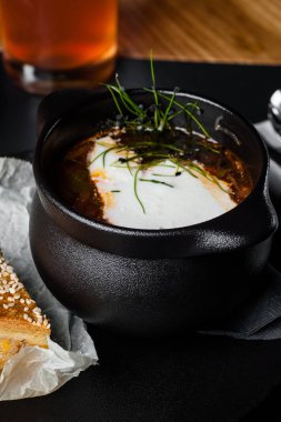 Kırmızı borsch. Restoran hizmet borsch. siyah arka plan üzerine gıda fotoğraf