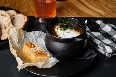 Kırmızı borsch. Restoran hizmet borsch. siyah arka plan üzerine gıda fotoğraf