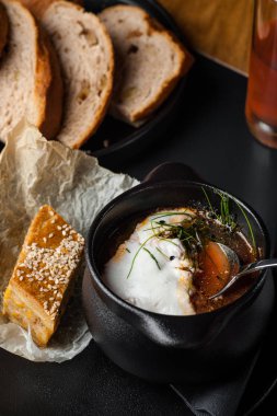 Kırmızı borsch. Restoran hizmet borsch. siyah arka plan üzerine gıda fotoğraf