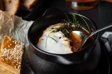 Kırmızı borsch. Restoran hizmet borsch. siyah arka plan üzerine gıda fotoğraf