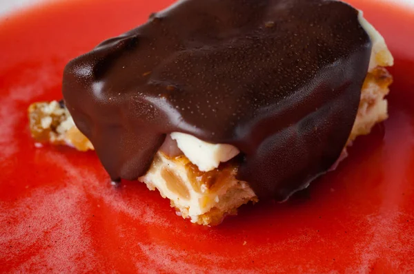 peynirli kek çikolata çilek kırmızı şurubu ile beyaz plaka ile. Makro fotoğraf Çiy damlaları.