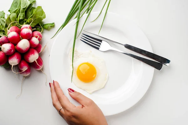 Las Manos Las Mujeres Sostienen Plato Blanco Con Huevo Tenedor —  Fotos de Stock