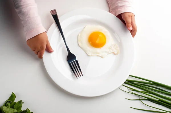 Las Manos Los Niños Sostienen Plato Blanco Con Huevo Tenedor —  Fotos de Stock
