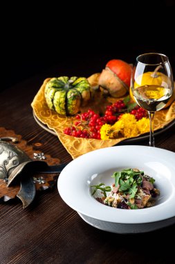 Dana salata. Kabak ile sonbahar kompozisyon. Cadılar Bayramı siyah arka plan ve parlak renkler