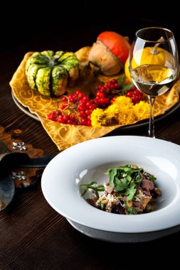 Dana salata. Kabak ile sonbahar kompozisyon. Cadılar Bayramı siyah arka plan ve parlak renkler