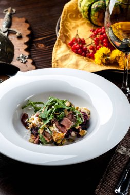 Dana salata. Kabak ile sonbahar kompozisyon. Cadılar Bayramı siyah arka plan ve parlak renkler