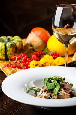 Dana salata. Kabak ile sonbahar kompozisyon. Cadılar Bayramı siyah arka plan ve parlak renkler