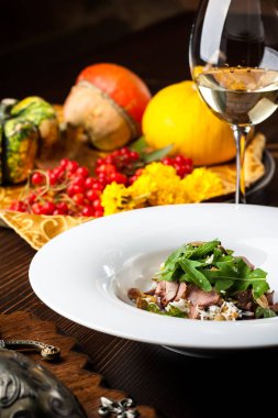 Dana salata. Kabak ile sonbahar kompozisyon. Cadılar Bayramı siyah arka plan ve parlak renkler