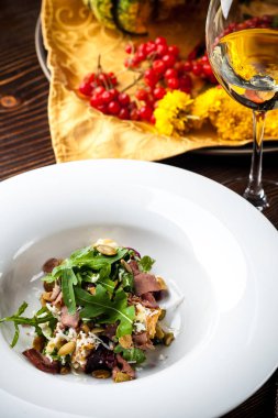 Dana salata. Kabak ile sonbahar kompozisyon. Cadılar Bayramı siyah arka plan ve parlak renkler