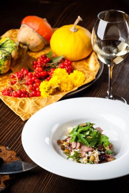 Dana salata. Kabak ile sonbahar kompozisyon. Cadılar Bayramı siyah arka plan ve parlak renkler