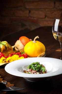 Dana salata. Kabak ile sonbahar kompozisyon. Cadılar Bayramı siyah arka plan ve parlak renkler