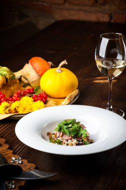 Dana salata. Kabak ile sonbahar kompozisyon. Cadılar Bayramı siyah arka plan ve parlak renkler