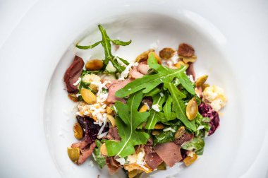 Dana salata. Kabak ile sonbahar kompozisyon. Cadılar Bayramı siyah arka plan ve parlak renkler