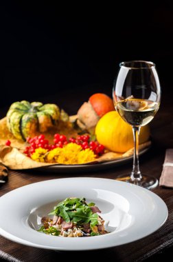 Dana salata. Kabak ile sonbahar kompozisyon. Cadılar Bayramı siyah arka plan ve parlak renkler