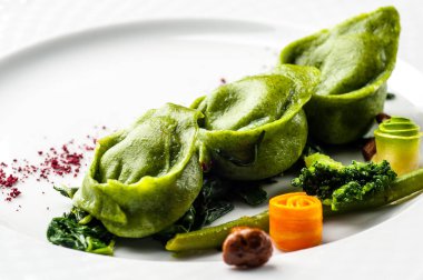 Bıldırcın yumurta ile yeşil mantı. Cadılar Bayramı. Siyah tuğla duvar arka plan ve ahşap masa