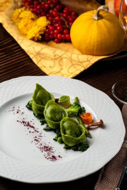 Bıldırcın yumurta ile yeşil mantı. Cadılar Bayramı. Siyah tuğla duvar arka plan ve ahşap masa