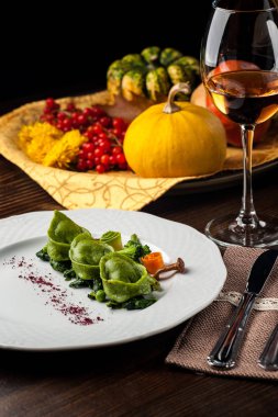 Bıldırcın yumurta ile yeşil mantı. Cadılar Bayramı. Siyah tuğla duvar arka plan ve ahşap masa