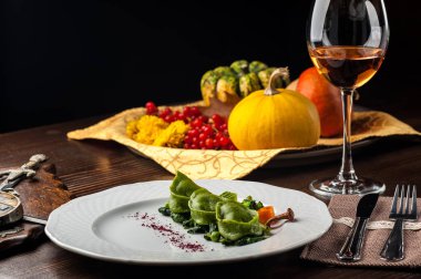 Bıldırcın yumurta ile yeşil mantı. Cadılar Bayramı. Siyah tuğla duvar arka plan ve ahşap masa