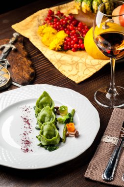 Bıldırcın yumurta ile yeşil mantı. Cadılar Bayramı. Siyah tuğla duvar arka plan ve ahşap masa