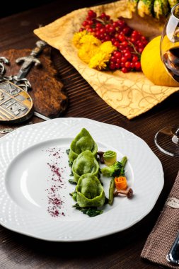 Bıldırcın yumurta ile yeşil mantı. Cadılar Bayramı. Siyah tuğla duvar arka plan ve ahşap masa