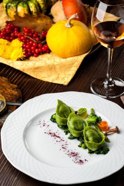 Bıldırcın yumurta ile yeşil mantı. Cadılar Bayramı. Siyah tuğla duvar arka plan ve ahşap masa