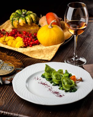 Bıldırcın yumurta ile yeşil mantı. Cadılar Bayramı. Siyah tuğla duvar arka plan ve ahşap masa