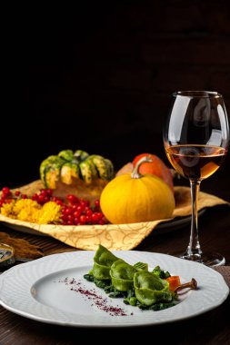 Bıldırcın yumurta ile yeşil mantı. Cadılar Bayramı. Siyah tuğla duvar arka plan ve ahşap masa