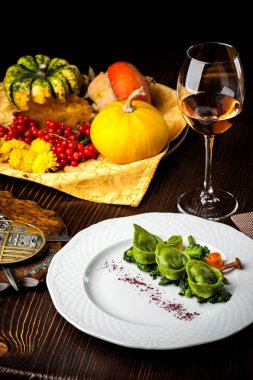 Bıldırcın yumurta ile yeşil mantı. Cadılar Bayramı. Siyah tuğla duvar arka plan ve ahşap masa