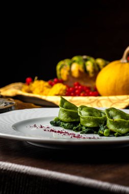 Bıldırcın yumurta ile yeşil mantı. Cadılar Bayramı. Siyah tuğla duvar arka plan ve ahşap masa