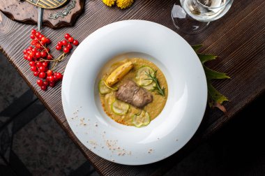 Som balık ile kabak krem çorbası Bir Halloween yemek.