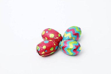 tabloda boyalı çikolata Paskalya yumurtaları