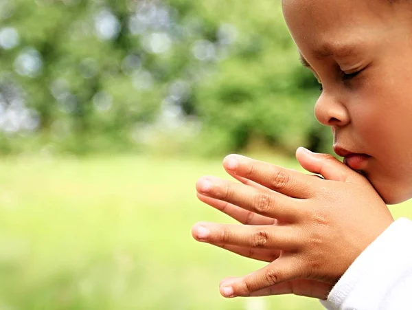 Mały Chłopiec Modląc Się Boga Obraz Zapasów Rąk Trzymany Razem — Zdjęcie stockowe