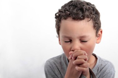 Çocuk Tanrı 'ya el ele dua ediyor. 