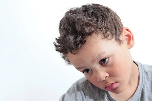 Liten Pojke Gråter Med Sorgligt Ansikte Fattigdom Vit Bakgrund — Stockfoto