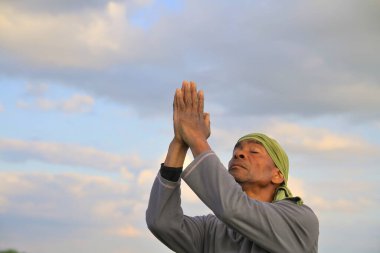 Adam kollarını açmış gökyüzüne bakıyor Karayipli adam dua ediyor.