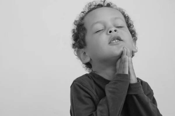 Niño Rezando Dios Con Las Manos Juntas Los Ojos Cerrados — Foto de Stock