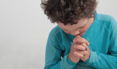 Çocuk Tanrı 'ya el ele dua ediyor. 