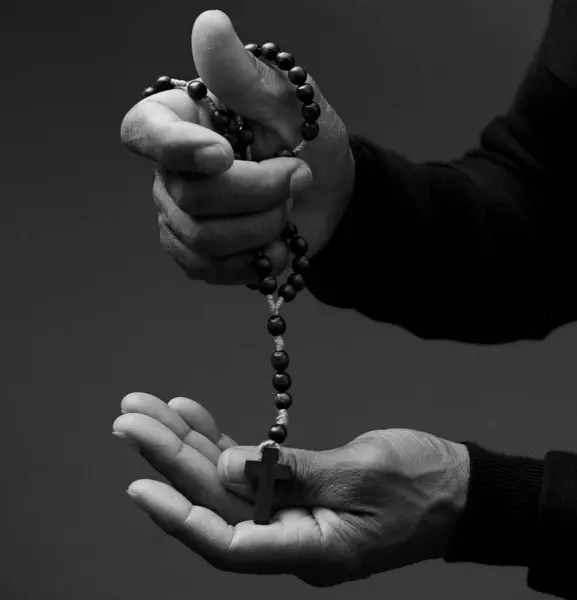 Mann Betet Gott Mit Händen Und Kreuz Auf Schwarzem Hintergrund — Stockfoto