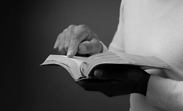 Mann Betet Mit Den Händen Auf Bibel Auf Grauem Hintergrund — Stockfoto